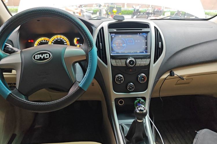 Used BYD F3 2015 Energy-Saving Edition 1.5L Manual Luxury Model Center Console