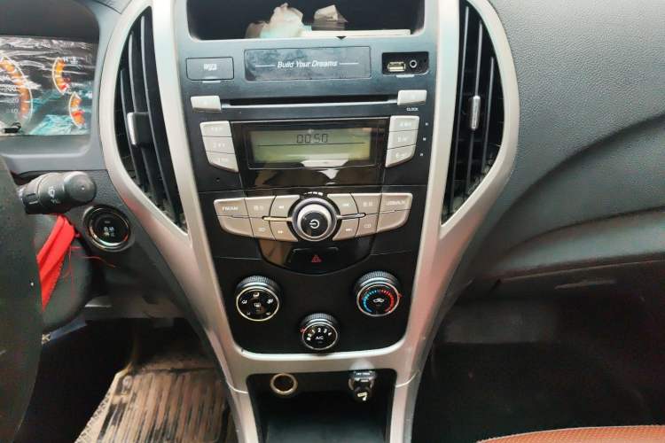 Used BYD F3 2015 Energy-Saving Edition 1.5L Manual Luxury Model Audio And AC Panel