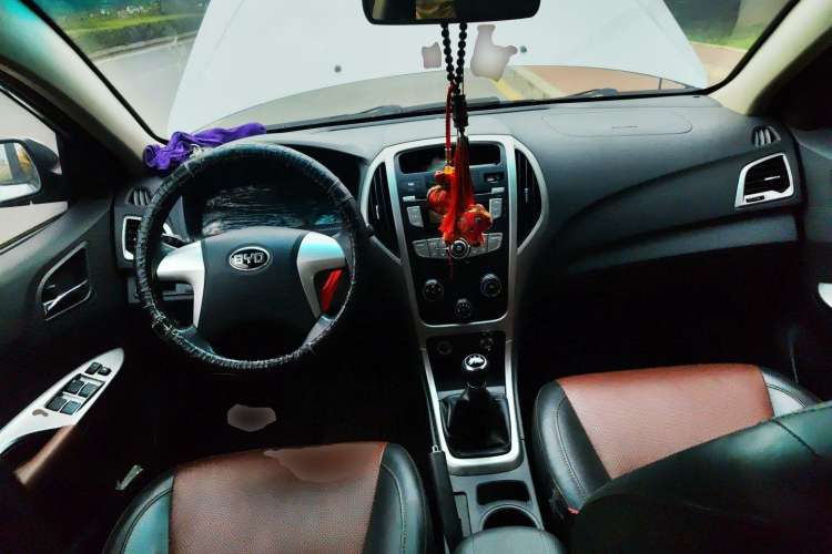 Used BYD F3 2015 Energy-Saving Edition 1.5L Manual Luxury Model Center Console
