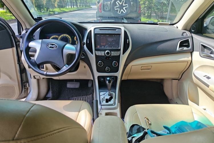 Used BYD F3 2015 Energy-Saving Edition 1.5L Automatic Luxury Model Center Console