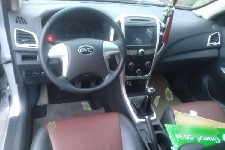 Used BYD F3 2015 Energy-Efficient Model 1.5L Manual Comfort Edition Center Console