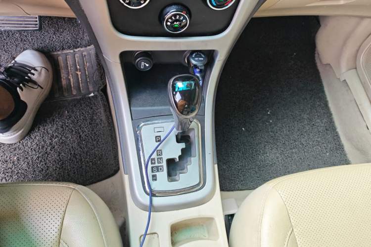 Used BYD F3 2015 Energy-Saving Edition 1.5L Automatic Luxury Model Gear Lever