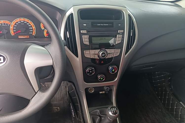 Used BYD F3 2015 Energy-Efficient Model 1.5L Manual Comfort Edition Audio And AC Panel