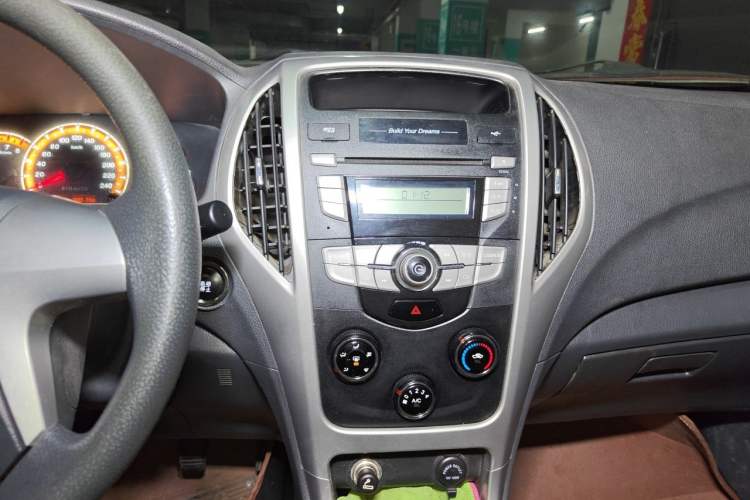 Used BYD F3 2015 Energy-Saving Edition 1.5L Manual Luxury Model Audio And AC Panel