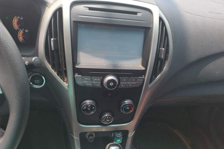 Used BYD F3 2015 Energy-Saving Edition 1.5L Automatic Luxury Model Audio And AC Panel