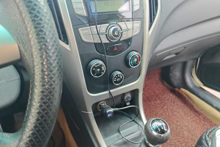 Used BYD F3 2015 Energy-Saving Edition 1.5L Manual Luxury Model Audio And AC Panel
