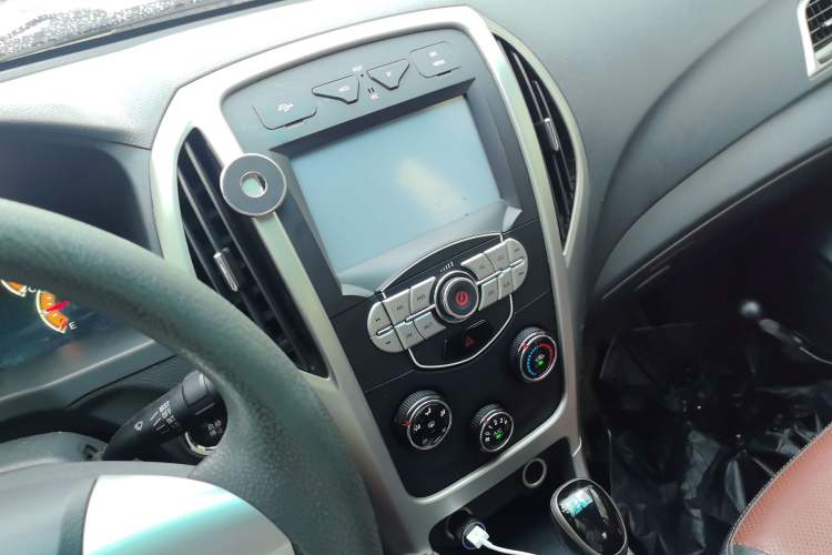 Used BYD F3 2015 Energy-Saving Edition 1.5L Automatic Luxury Model Audio And AC Panel