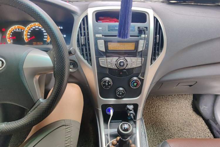 Used BYD F3 2015 Energy-Saving Edition 1.5L Manual Luxury Model Audio And AC Panel