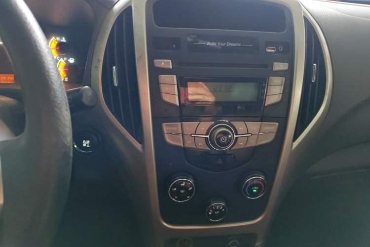 Used BYD F3 2015 Energy-Saving Edition 1.5L Manual Luxury Model Audio And AC Panel