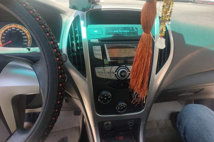 Used BYD F3 2015 Energy-Saving Edition 1.5L Manual Luxury Model Audio And AC Panel