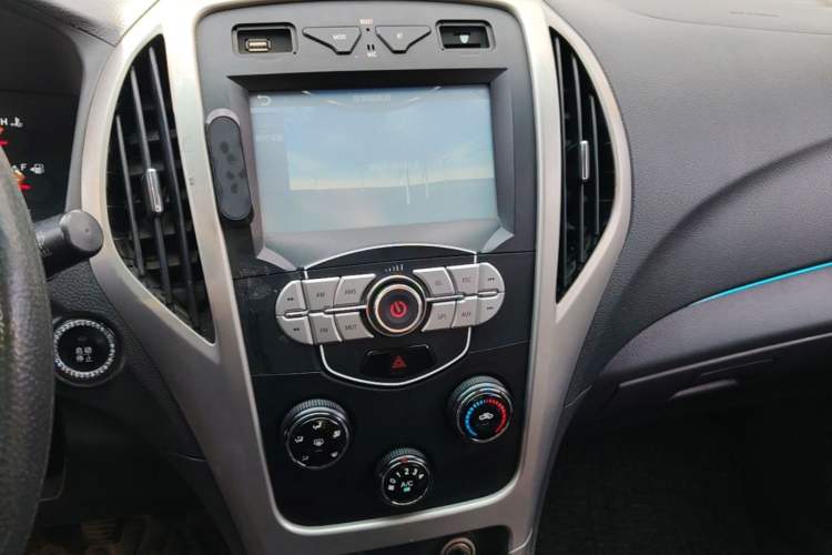 Used BYD F3 2015 Energy-Saving Edition 1.5L Manual Luxury Model Audio And AC Panel
