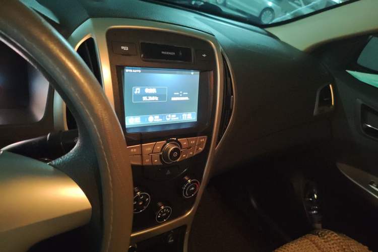 Used BYD F3 2015 Energy-Saving Edition 1.5L Manual Luxury Model Audio And AC Panel