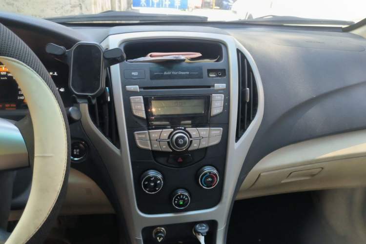 Used BYD F3 2015 Energy-Saving Edition 1.5L Manual Luxury Model Audio And AC Panel