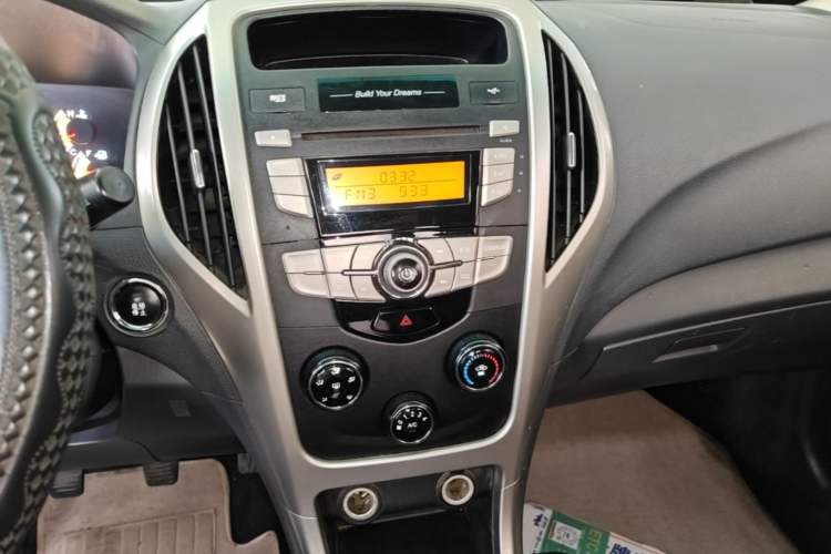 Used BYD F3 2015 Energy-Saving Edition 1.5L Manual Luxury Model Audio And AC Panel