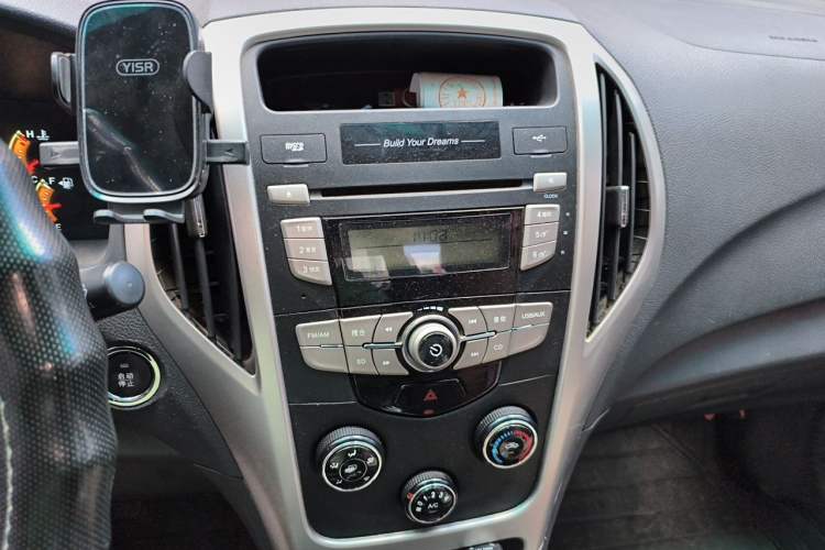 Used BYD F3 2015 Energy-Saving Edition 1.5L Manual Luxury Model Audio And AC Panel