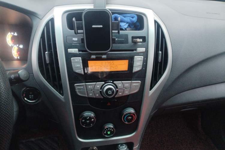 Used BYD F3 2015 Energy-Saving Edition 1.5L Manual Luxury Model Audio And AC Panel
