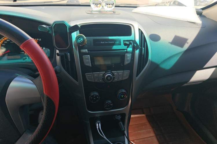 Used BYD F3 2015 Energy-Saving Edition 1.5L Manual Luxury Model Audio And AC Panel