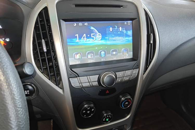 Used BYD F3 2015 Energy-Saving Edition 1.5L Manual Luxury Model Audio And AC Panel