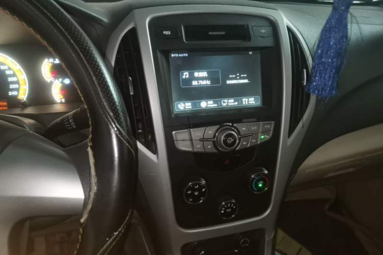 Used BYD F3 2015 Energy-Saving Edition 1.5L Manual Luxury Model Audio And AC Panel