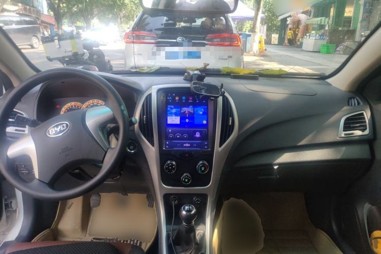 Used BYD F3 2015 Energy-Saving Edition 1.5L Manual Luxury Model Center Console