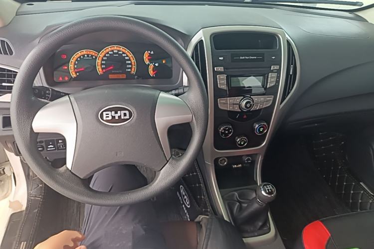 Used BYD F3 2015 Energy-Efficient Model 1.5L Manual Comfort Edition Center Console