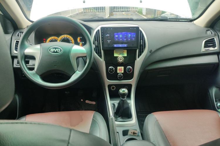 Used BYD F3 2015 Energy-Saving Edition 1.5L Manual Luxury Model Center Console
