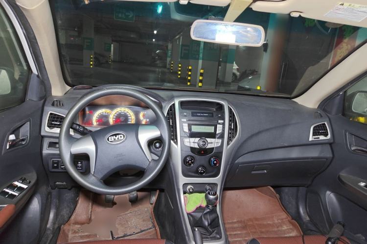 Used BYD F3 2015 Energy-Saving Edition 1.5L Manual Luxury Model Center Console