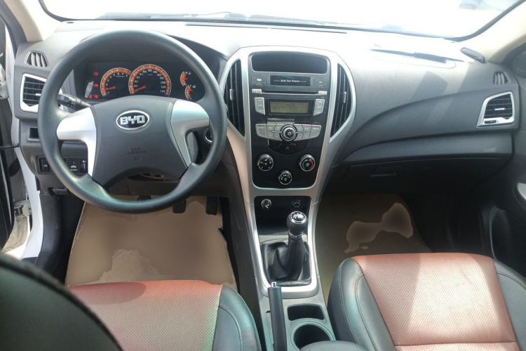 Used BYD F3 2015 Energy-Saving Edition 1.5L Manual Luxury Model Center Console
