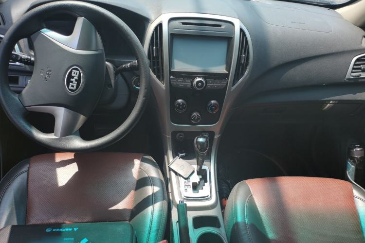 Used BYD F3 2015 Energy-Saving Edition 1.5L Automatic Luxury Model Center Console