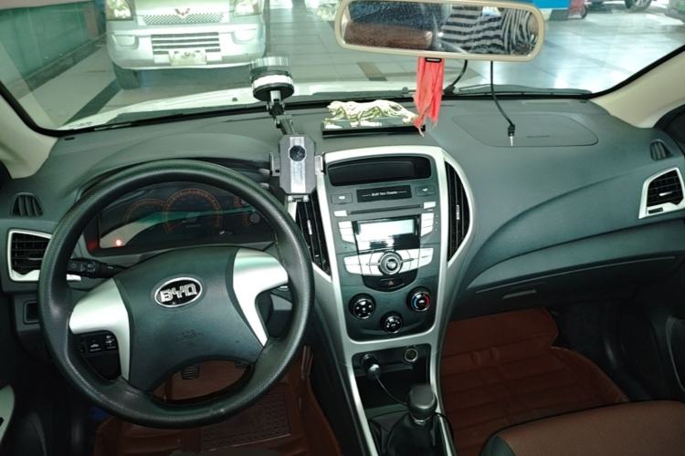 Used BYD F3 2015 Energy-Saving Edition 1.5L Manual Luxury Model Center Console