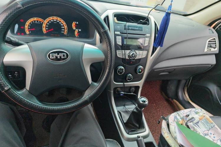 Used BYD F3 2015 Energy-Saving Edition 1.5L Manual Luxury Model Center Console