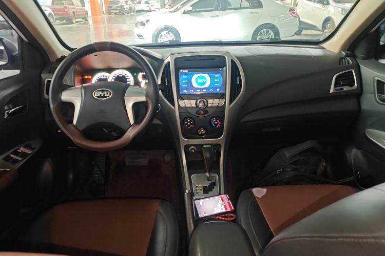 Used BYD F3 2015 Energy-Saving Edition 1.5L Automatic Luxury Model Center Console