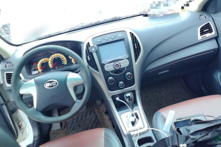 Used BYD F3 2015 Energy-Saving Edition 1.5L Automatic Luxury Model Center Console