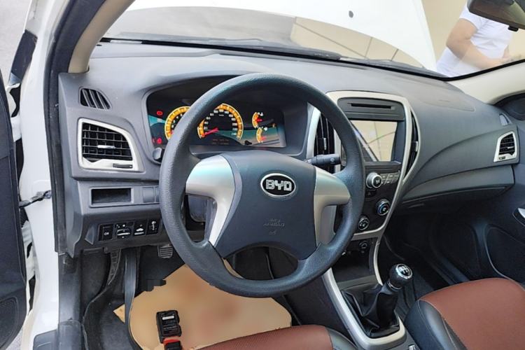 Used BYD F3 2015 Energy-Saving Edition 1.5L Manual Luxury Model Center Console