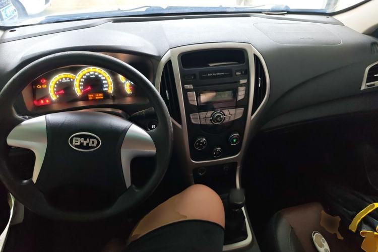 Used BYD F3 2015 Energy-Saving Edition 1.5L Manual Luxury Model Center Console