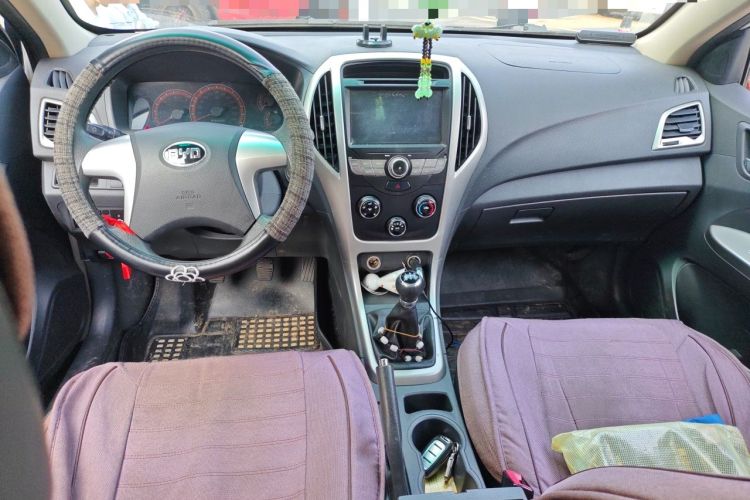 Used BYD F3 2015 Energy-Saving Edition 1.5L Manual Luxury Model Center Console