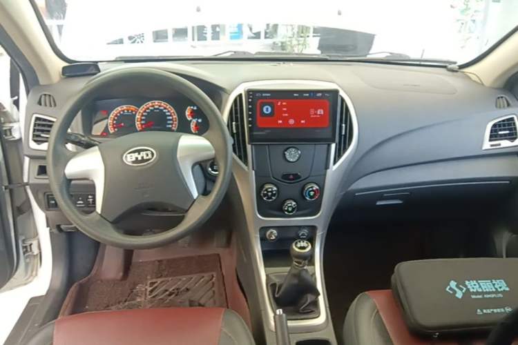 Used BYD F3 2015 Energy-Saving Edition 1.5L Manual Luxury Model Center Console
