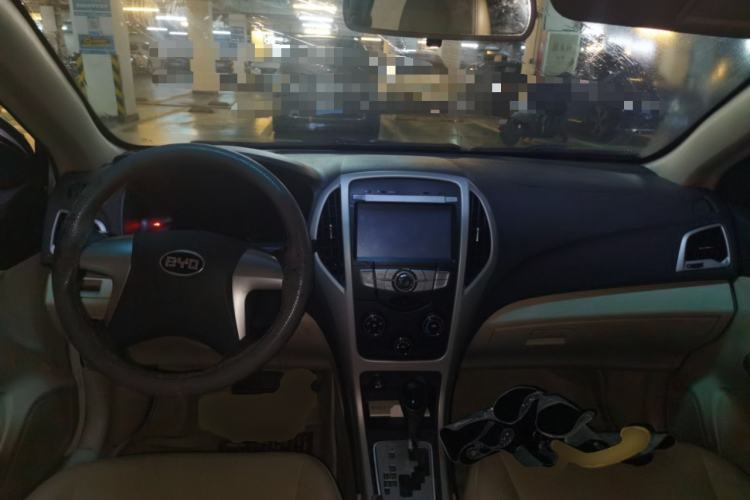Used BYD F3 2015 Energy-Saving Edition 1.5L Automatic Luxury Model Center Console