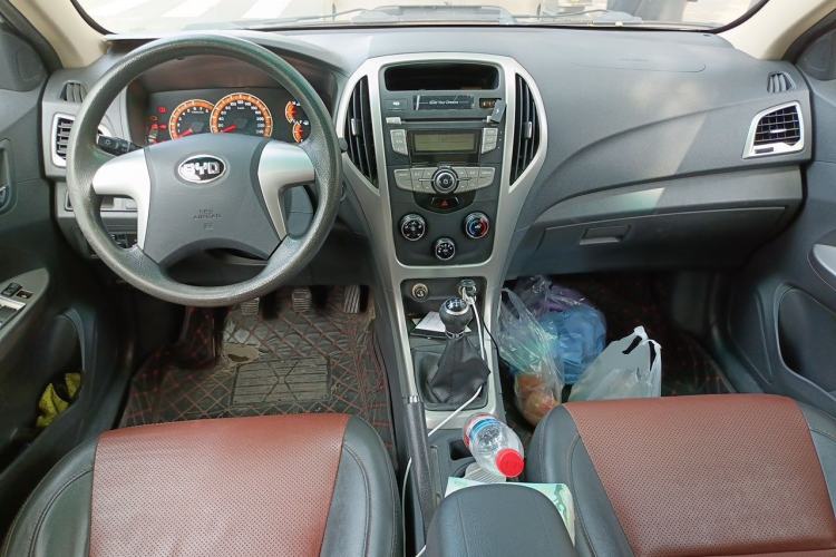 Used BYD F3 2015 Energy-Saving Edition 1.5L Manual Luxury Model Center Console