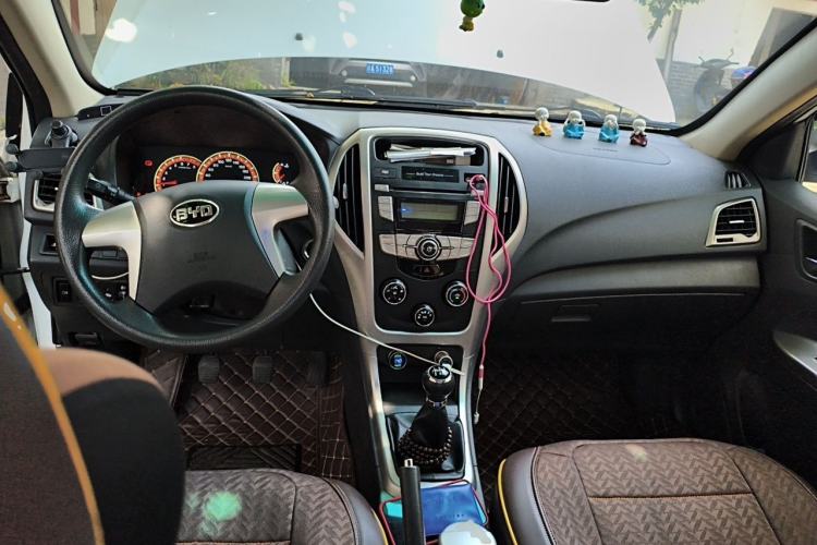 Used BYD F3 2015 Energy-Saving Edition 1.5L Manual Luxury Model Center Console