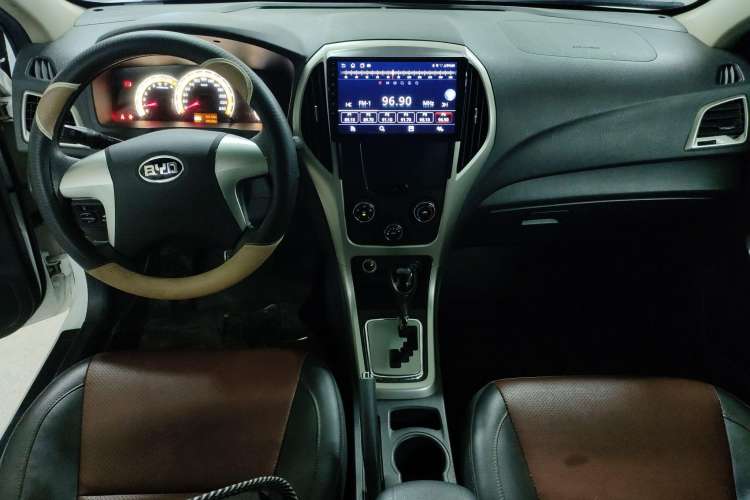 Used BYD F3 2015 Energy-Saving Edition 1.5L Automatic Luxury Model Center Console