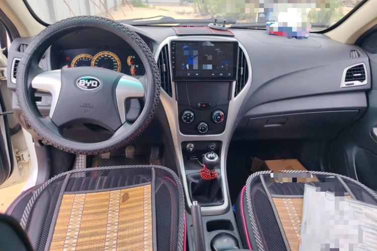 Used BYD F3 2015 Energy-Saving Edition 1.5L Manual Luxury Model Center Console
