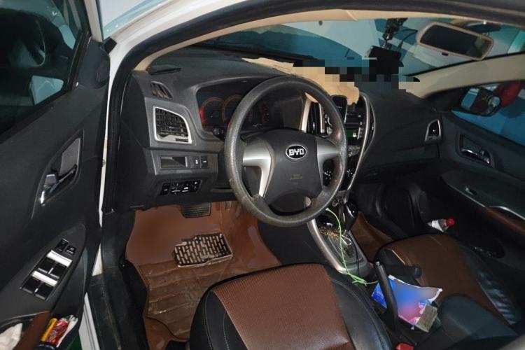 Used BYD F3 2015 Energy-Saving Edition 1.5L Automatic Luxury Model Center Console