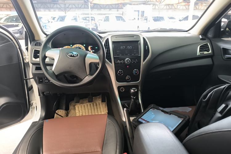 Used BYD F3 2015 Energy-Efficient Model 1.5L Manual Comfort Edition Center Console