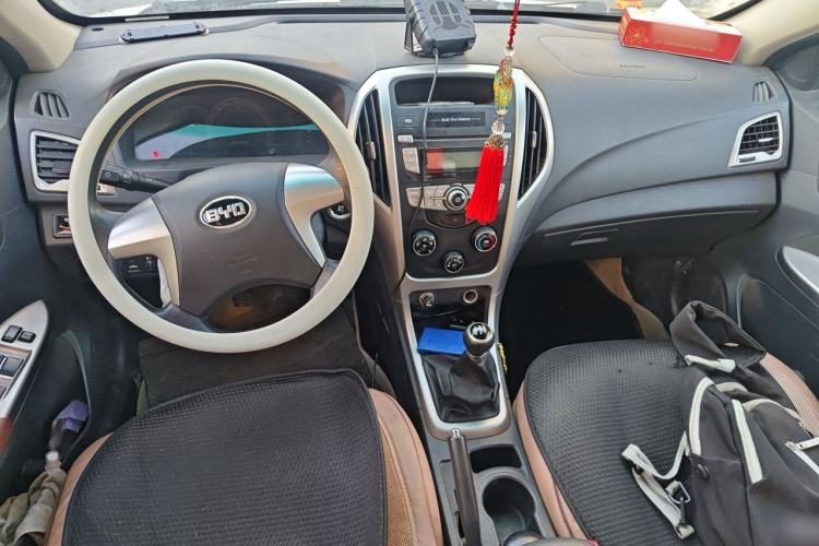 Used BYD F3 2015 Energy-Saving Edition 1.5L Manual Luxury Model Center Console