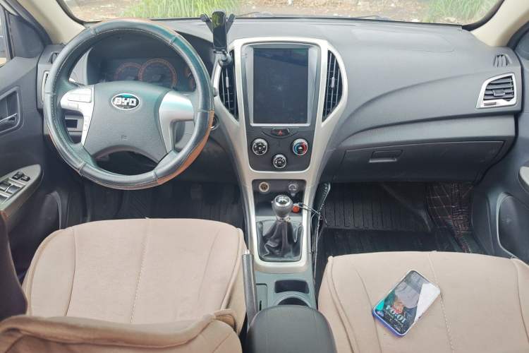 Used BYD F3 2015 Energy-Efficient Model 1.5L Manual Comfort Edition Center Console