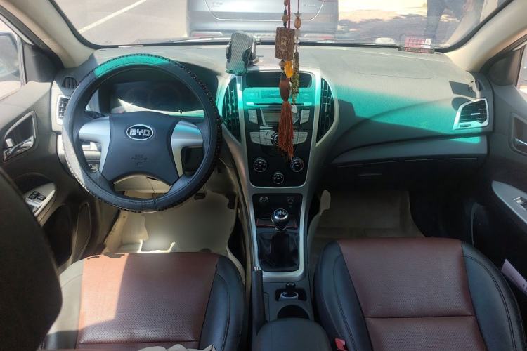 Used BYD F3 2015 Energy-Saving Edition 1.5L Manual Luxury Model Center Console