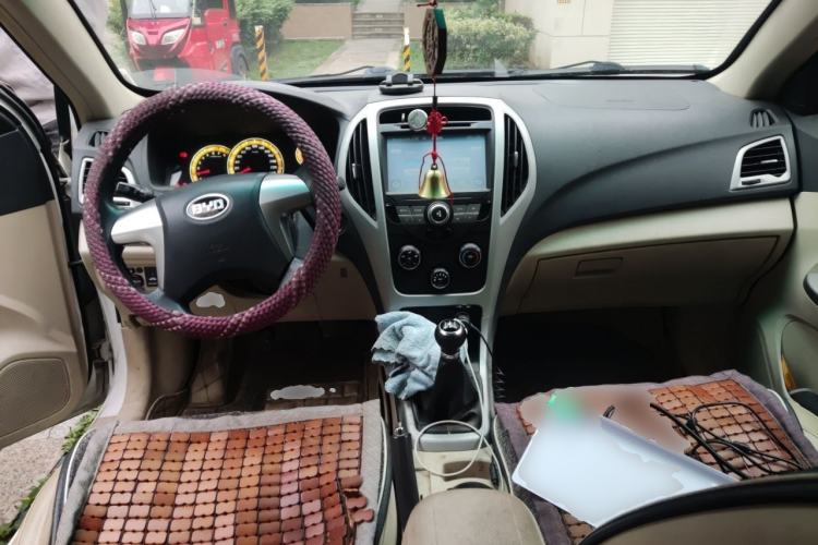 Used BYD F3 2015 Energy-Saving Edition 1.5L Manual Luxury Model Center Console