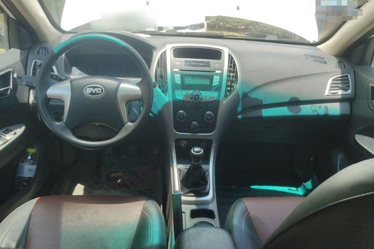 Used BYD F3 2015 Energy-Efficient Model 1.5L Manual Comfort Edition Center Console