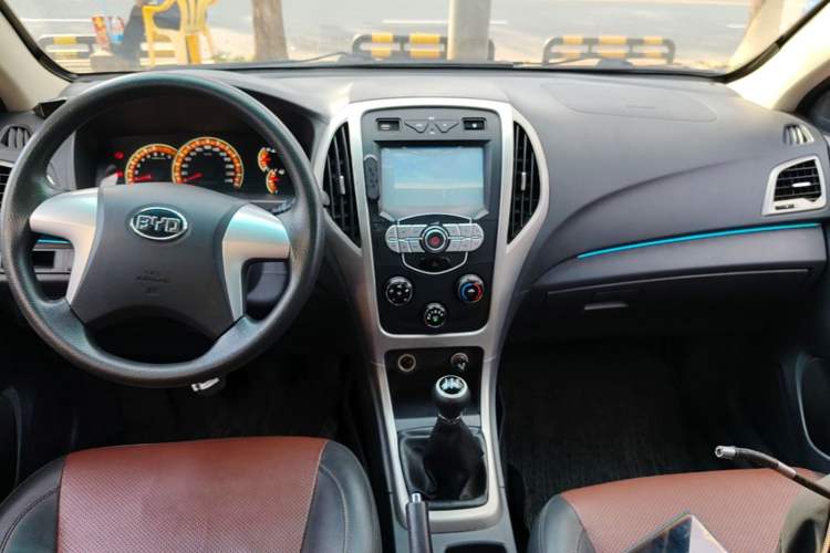 Used BYD F3 2015 Energy-Saving Edition 1.5L Manual Luxury Model Center Console